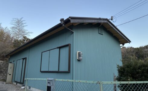 完全つや消し塗料で仕上げた落ち着いたグリーンの外壁