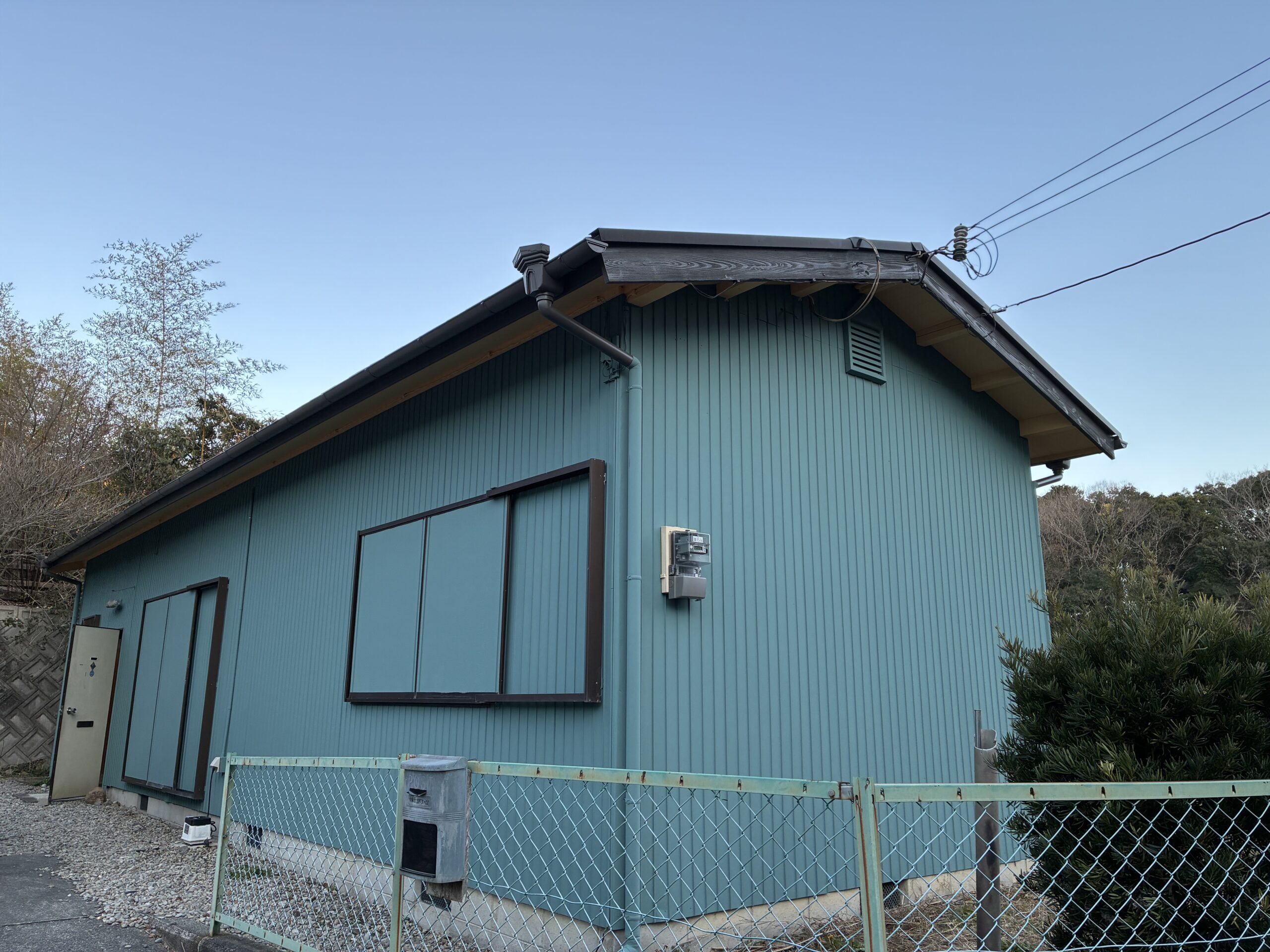 完全つや消し塗料で仕上げた落ち着いたグリーンの外壁